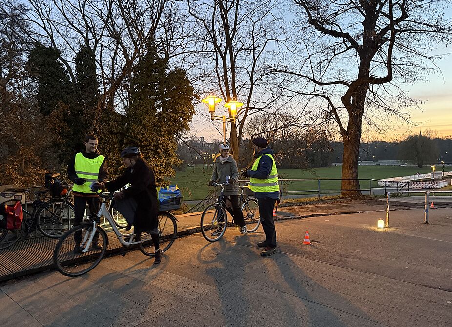 251204_ADFC-Lebkuchenaktion_Peissnitzbrücke_02.jpeg Lebkuchen in der Morgendämmerung - ein Dankeschön des ADFC auf der Peißnitzbrücke
