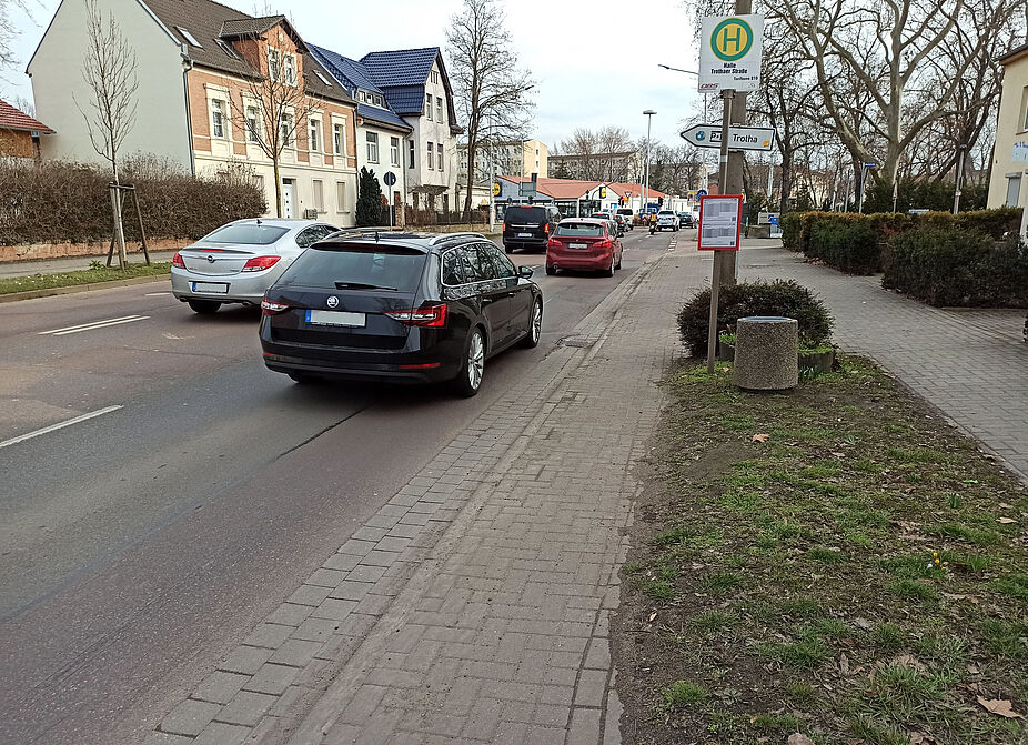 Magdeburger Chaussee stadteinwärts Radwege, die nicht den aktuellen Anforderungen entsprechen, werden gar nicht oder nur sehr langsam verbessert.