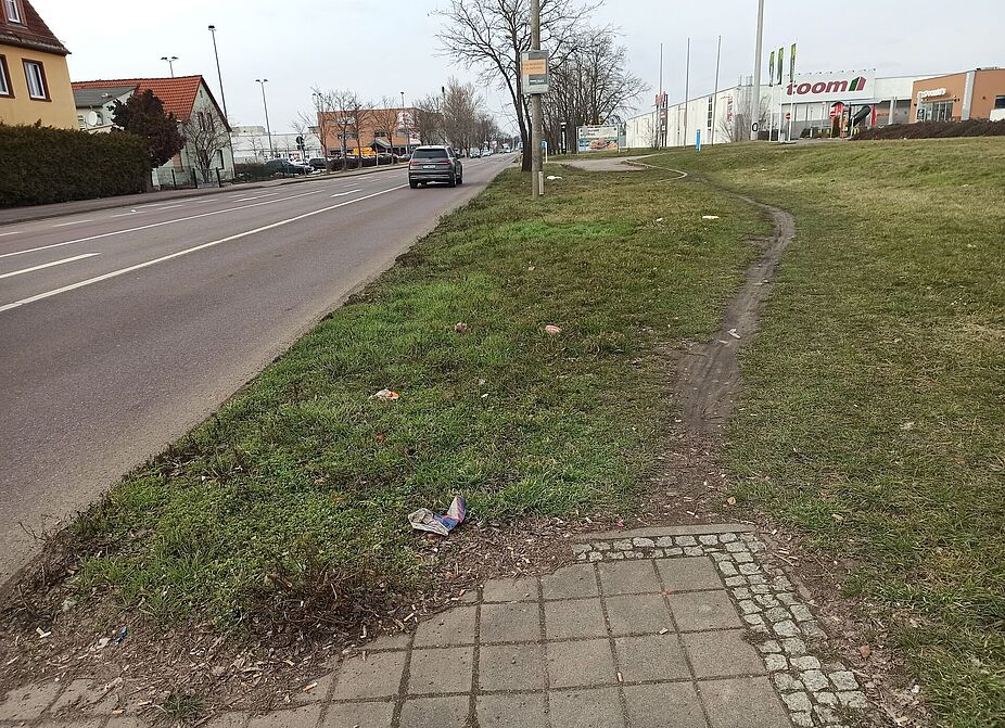 Magdeburger Chausse stadtauswärts Ein Rad- und Gehweg endet abrupt, es bildet sich ein Trampelpfad in der anschließenden Grünfläche.