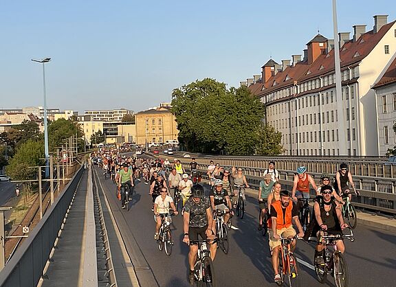 Radfahrende demonstrieren auf der Hochstraße in Halle (Saale) für bessere Fahrradinfrastruktur.
