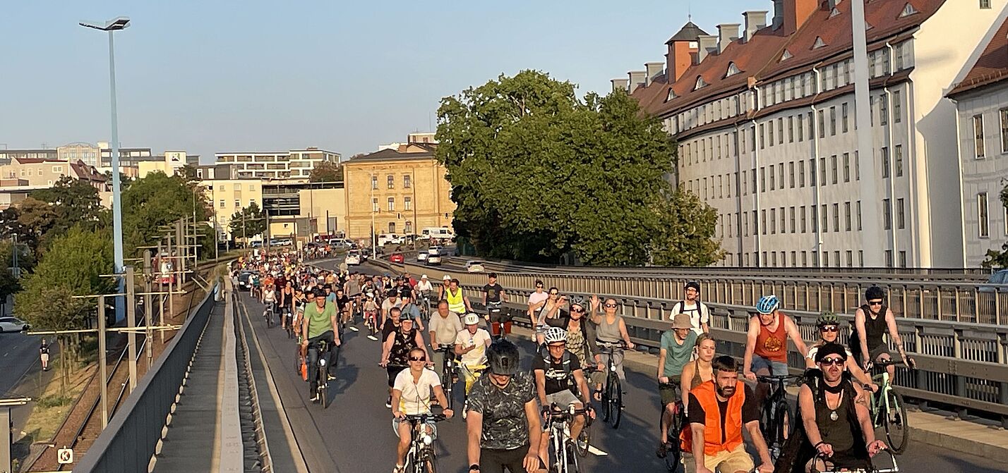 Radfahrende demonstrieren auf der Hochstraße in Halle (Saale) für bessere Fahrradinfrastruktur.