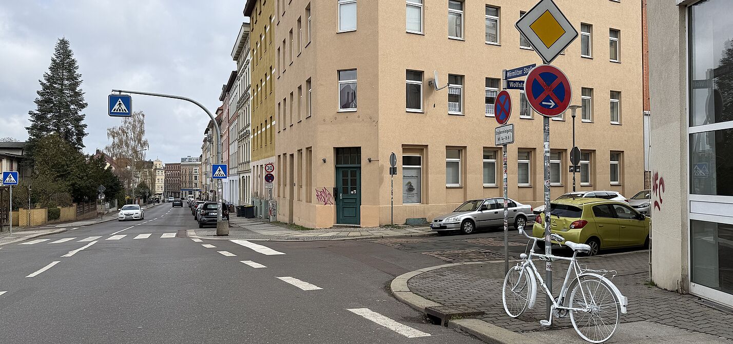 Ghost Bike in der Wörmlitzer Straße in Halle (Saale) Ein weiß lackiertes Ghost Bike steht als Mahnmal neben einer Kreuzung.