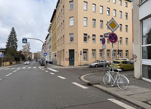 Ein weiß lackiertes Ghost Bike steht als Mahnmal neben einer Kreuzung.