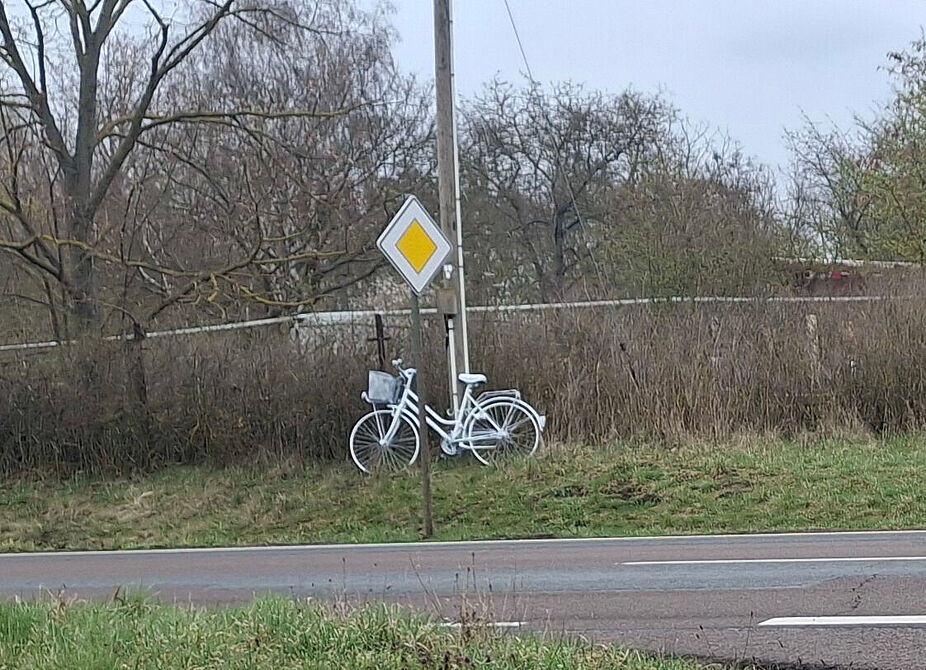 Ghost Bike am Friedrichsbad Zwintschöna Ein weiß lackiertes Ghost Bike erinnert in Zwintschöna bei Halle (Saale) an einen Radfahrer, der bei einem Verkehrsunfall ums Leben kam.