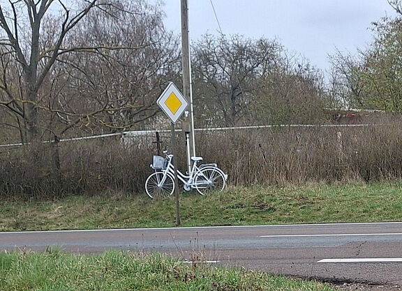 Ein weiß lackiertes Ghost Bike erinnert in Zwintschöna bei Halle (Saale) an einen Radfahrer, der bei einem Verkehrsunfall ums Leben kam.