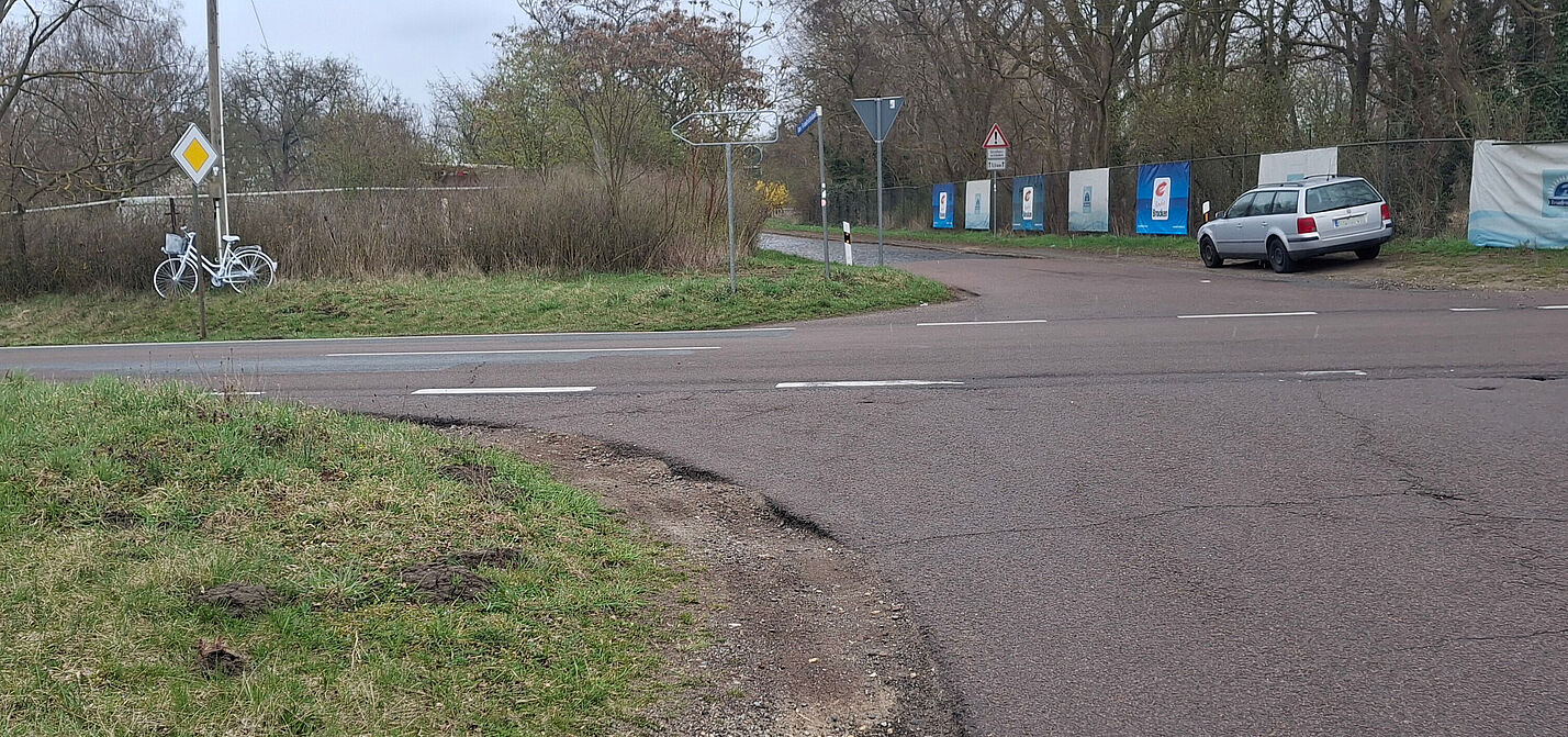Ein weiß lackiertes Ghost Bike erinnert in Zwintschöna bei Halle (Saale) an einen Radfahrer, der bei einem Verkehrsunfall ums Leben kam.