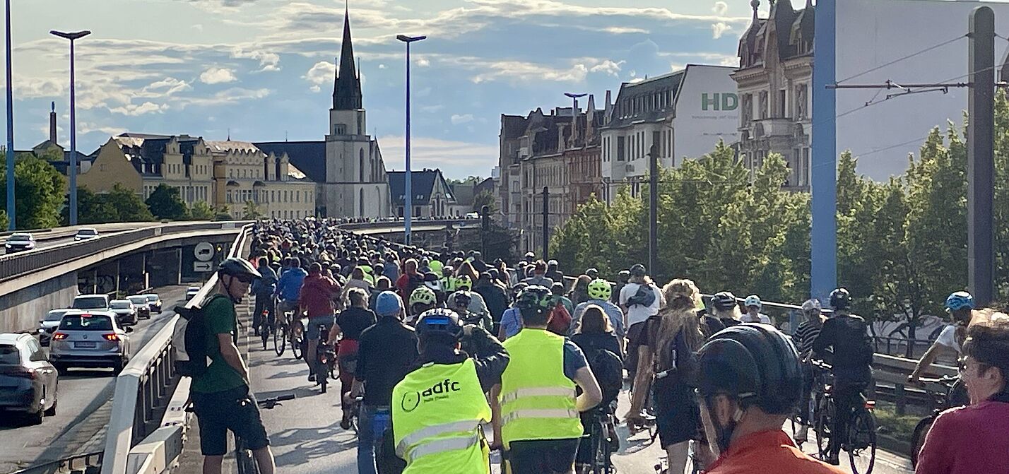 Mit der Fahrraddemo über die Hochstraße Fahraddemo am 06.06. auf der Hochstraße in Halle