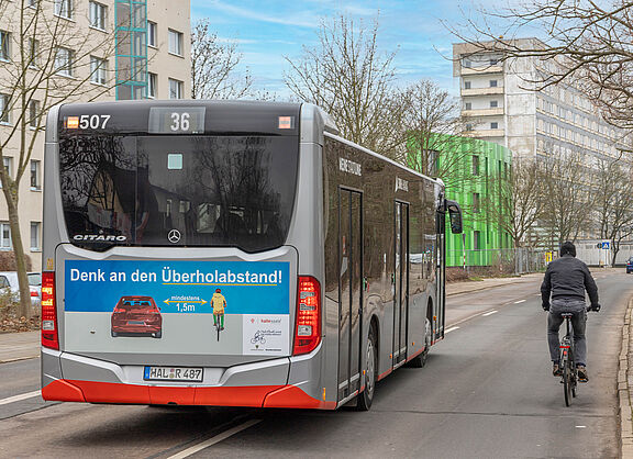 Busse erinnern an Sicherheit im Straßenverkehr