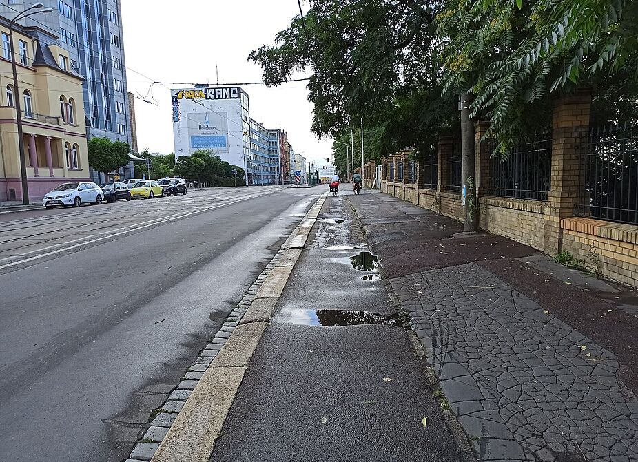 Magdeburger Straße Richtung Riebeckplatz Sind Radwege in schlechtem Zustand, müssen sie oft nicht benutzt werden. Auf der Fahrbahn sind Radfahrende aber nicht willkommen.