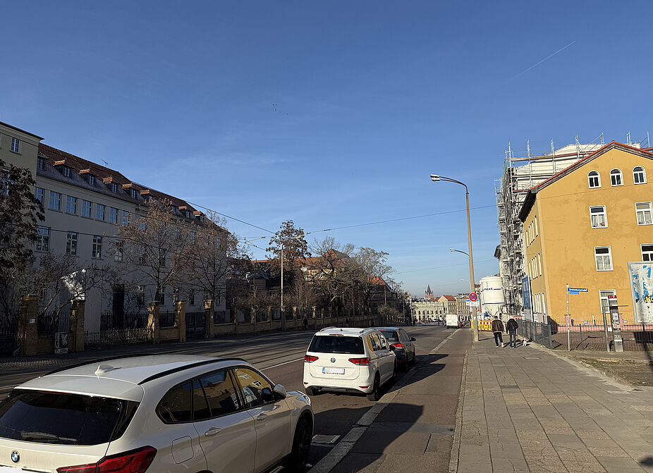 Magdeburger Straße Richtung Steintor Sind Radwege in schlechtem Zustand, müssen sie oft nicht benutzt werden. Auf der Fahrbahn sind Radfahrende aber nicht willkommen.