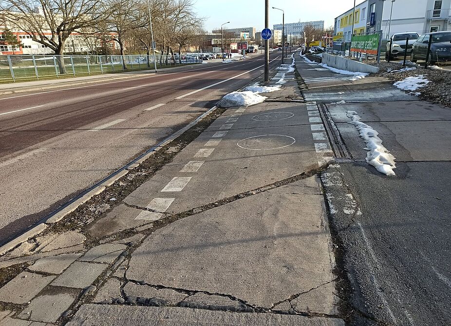 Nietlebener Straße nordwärts Wenn Fahrbahnen instand gesetzt werden, bleibt der Radweg oft unberührt.