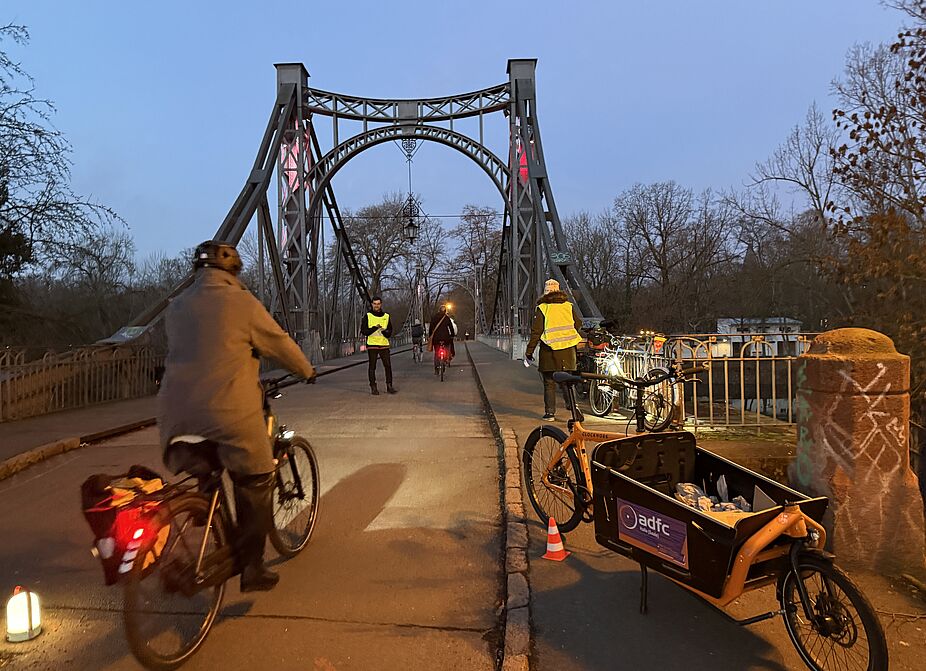 251204_ADFC-Lebkuchenaktion_Peissnitzbrücke_01.jpeg Lebkuchenaktion des ADFC auf der Peißnitzbrücke