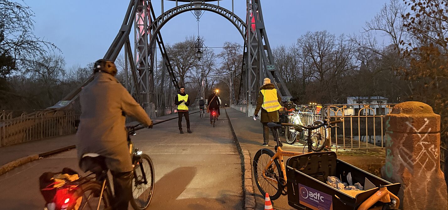 Lebkuchenaktion des ADFC auf der Peißnitzbrücke