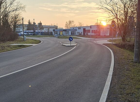 Landstraße ohne Radweg im Sonnenuntergang