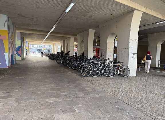 Fahradparkbügel in der Unterführung am Bahnhof Halle (Saale).