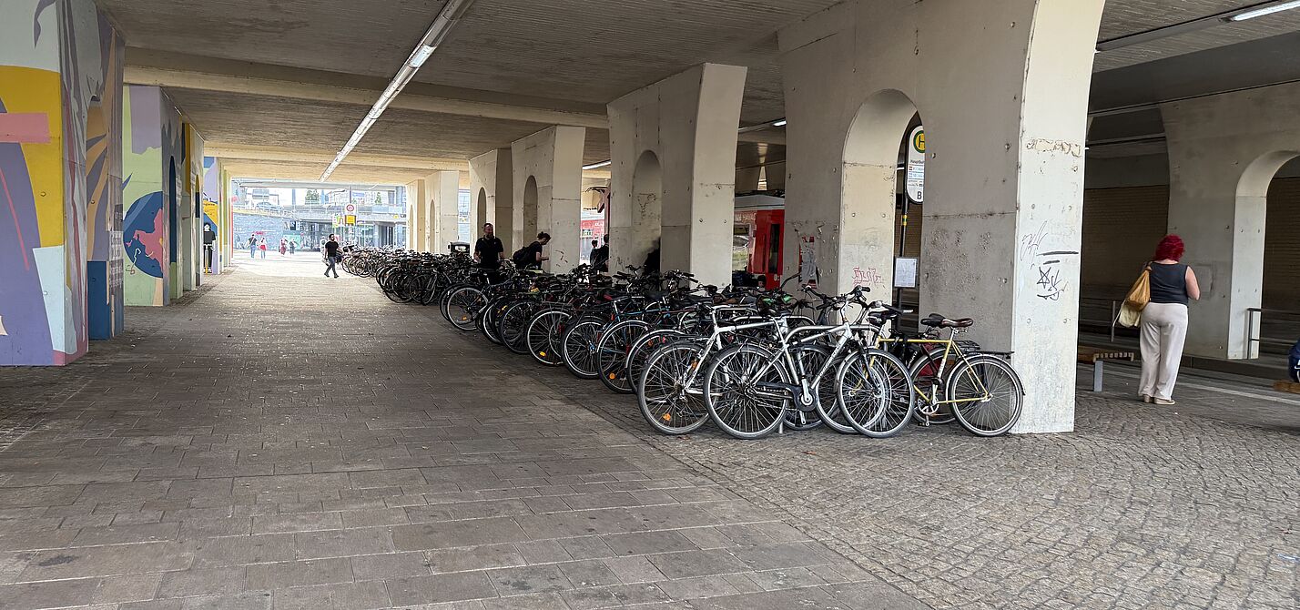 Fahradparkbügel in der Unterführung am Bahnhof Halle (Saale).