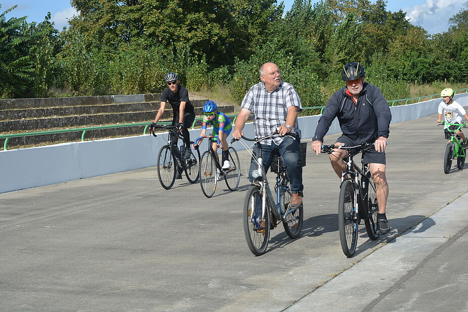 2024_Radrennbahn_Merseburg_fuer_alle.jpg Das Foto zeigt Menschen mit Rennrad, Bahnrad, Stadtrad und Mountainbike, die auf der Radrennbahn in Merseburg fahren.