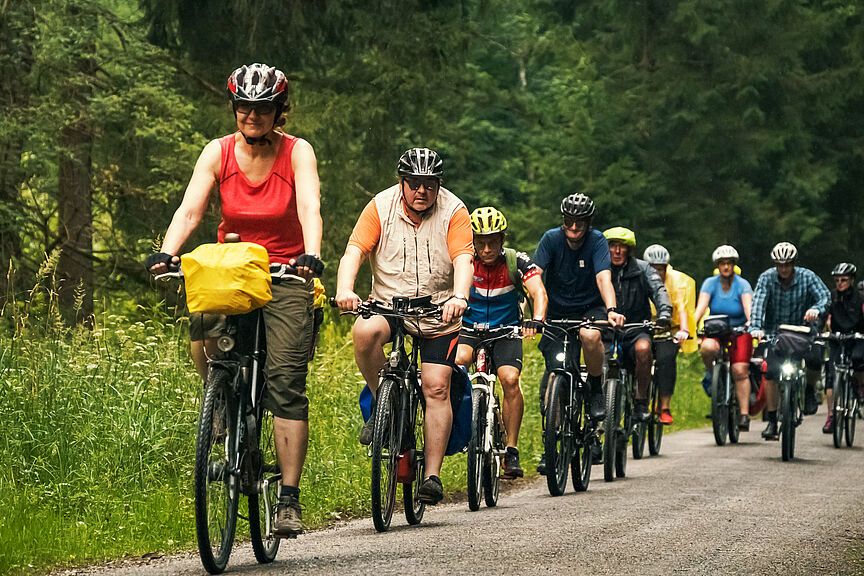 Radtour Gruppe von Menschen auf Fahrrädern im Wald